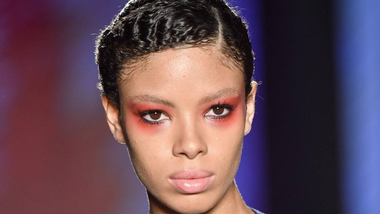 Maquiagem vermelha de Greg Joey na SPFW N56