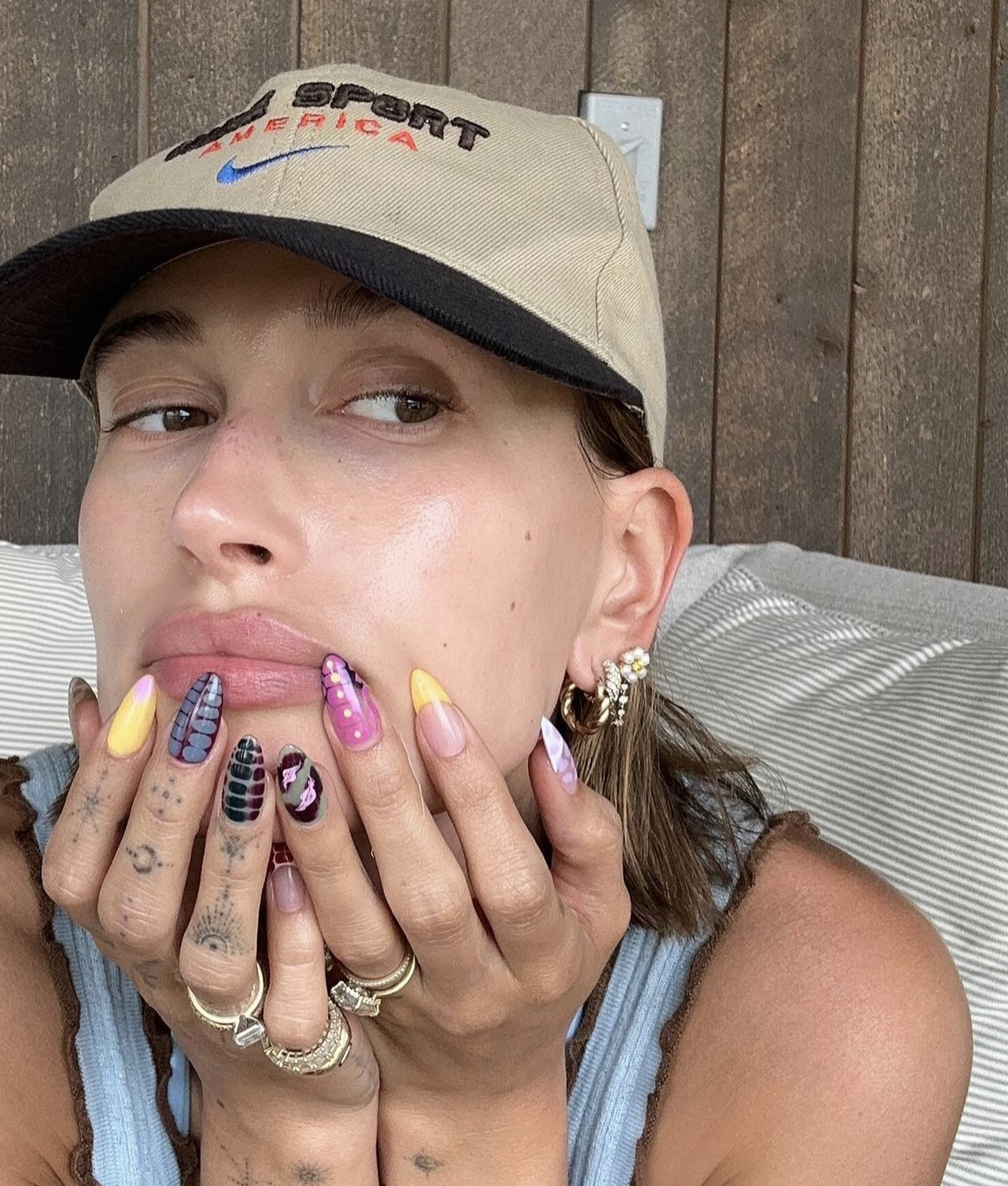 A modelo posou no Instagram deixando as unhas minimalistas para tr&aacute;s