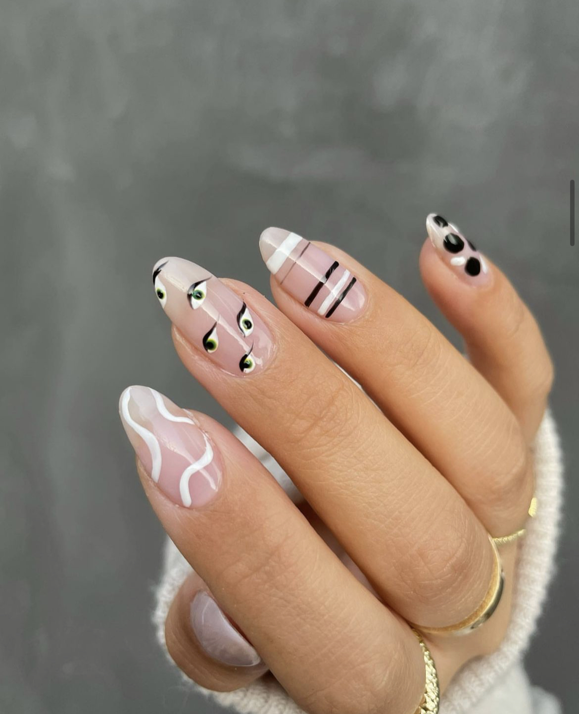 Unhas monocrom&aacute;ticas podem dar um toque de eleg&acirc;ncia ao mismatched nails