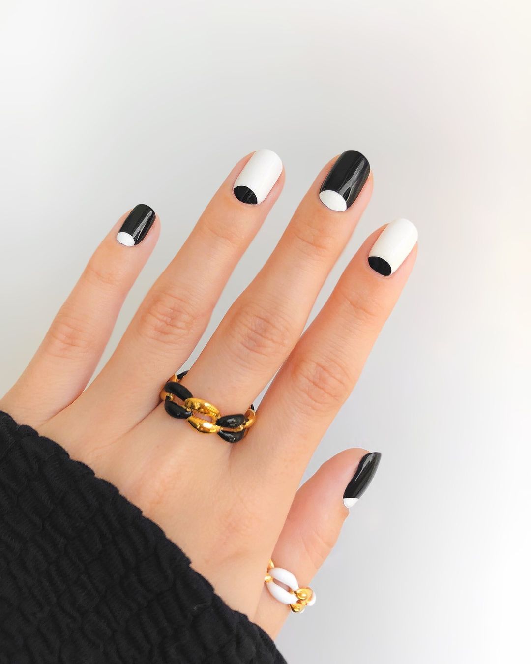 Nail art com preto e branco invertido