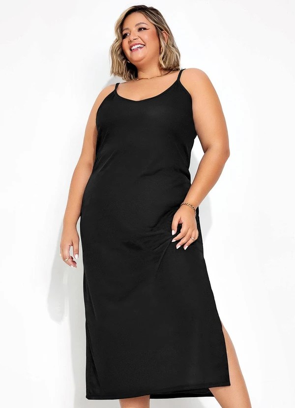 Vestido preto de cetim plus size