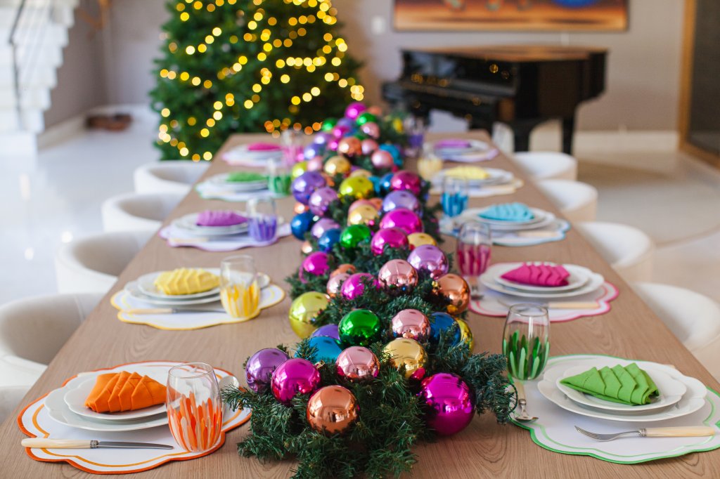 É possível montar uma mesa de Natal colorida e com elegância