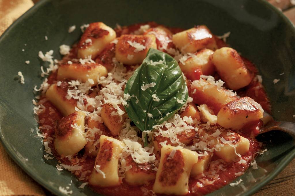 Receita de nhoque com molho de tomate e manjericão, por Adriana Salay