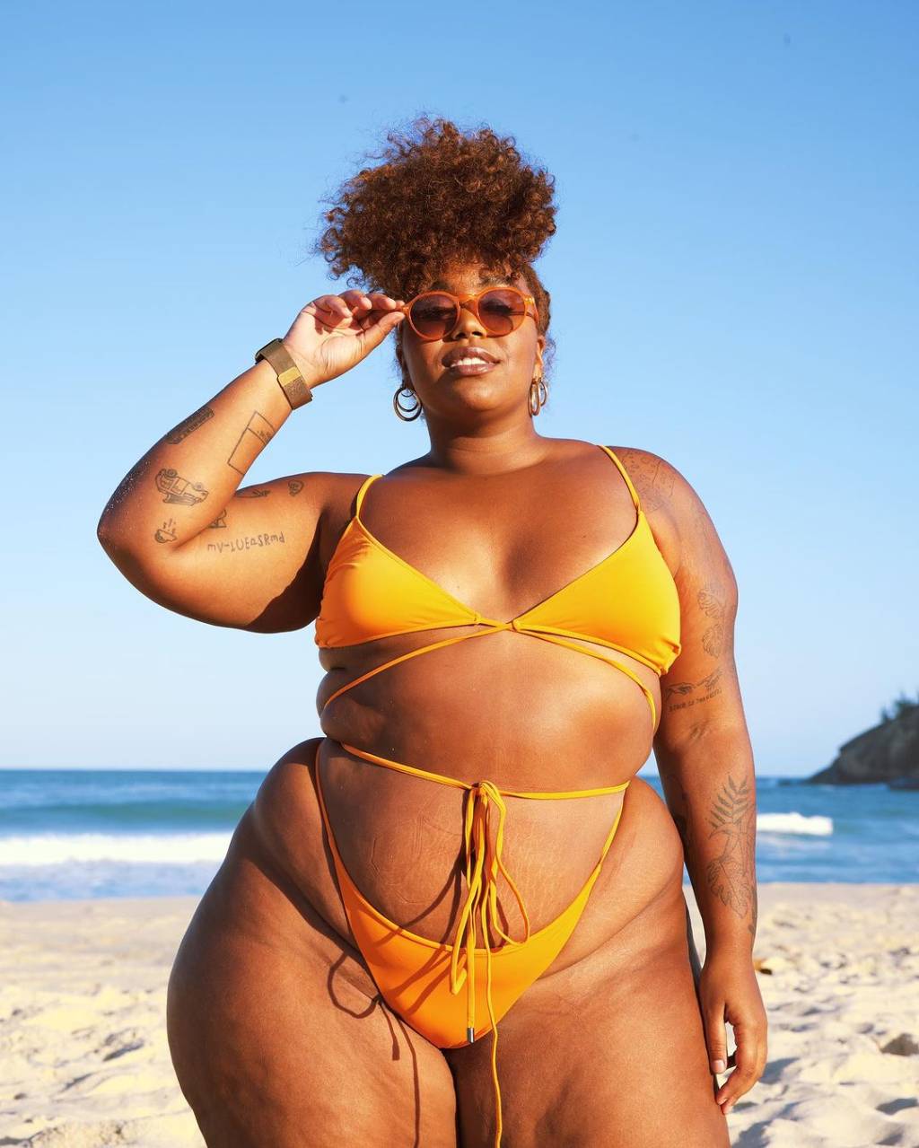 amarracao-de-biquini Modelo plus size com amarração de biquini na cintura