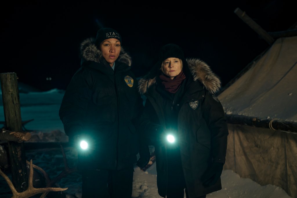 Kalia Reis e Jodie Foster na 1ª temporada de 'True Detective – Terra Noturna'