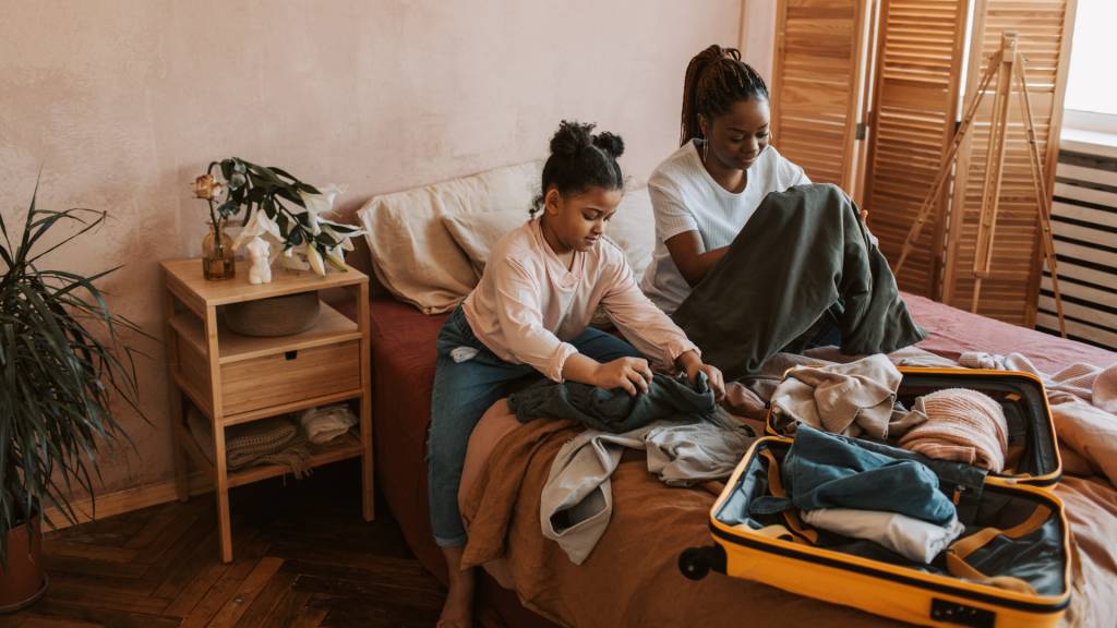 Vai viajar com as crianças? Aprenda como montar uma mala prática