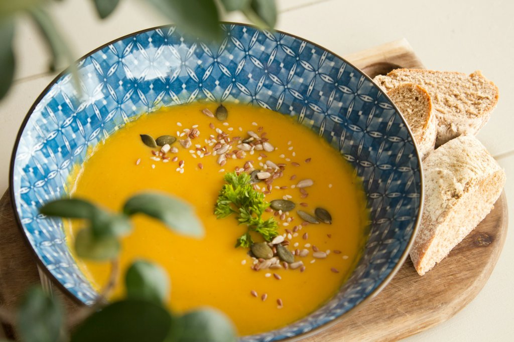 Caldo quente com ervas por cima