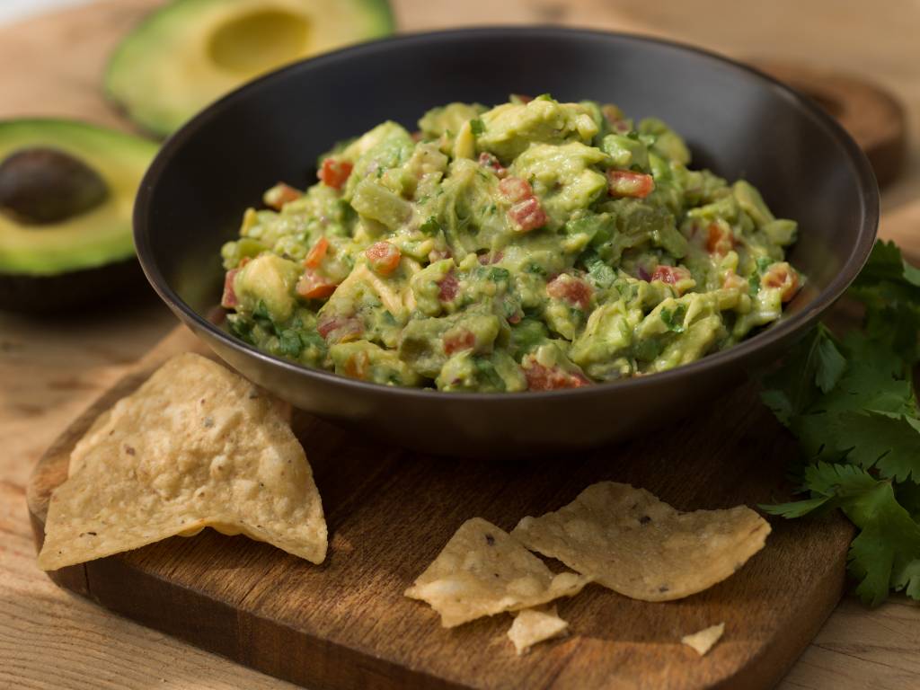 Receita rápida de guacamole refrescante com nachos de queijo e páprica