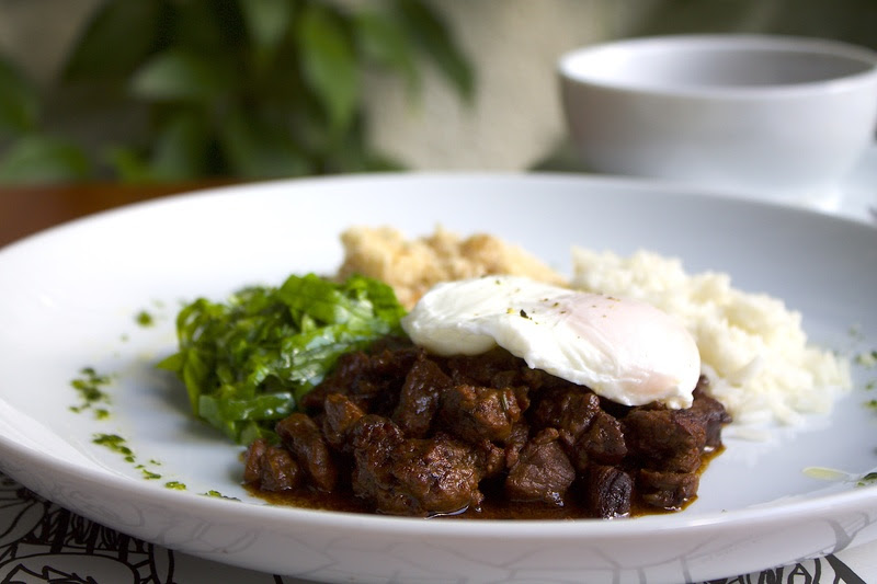 NOU: Picadinho de carne com farofa de banana, couve, arroz e ovo poché