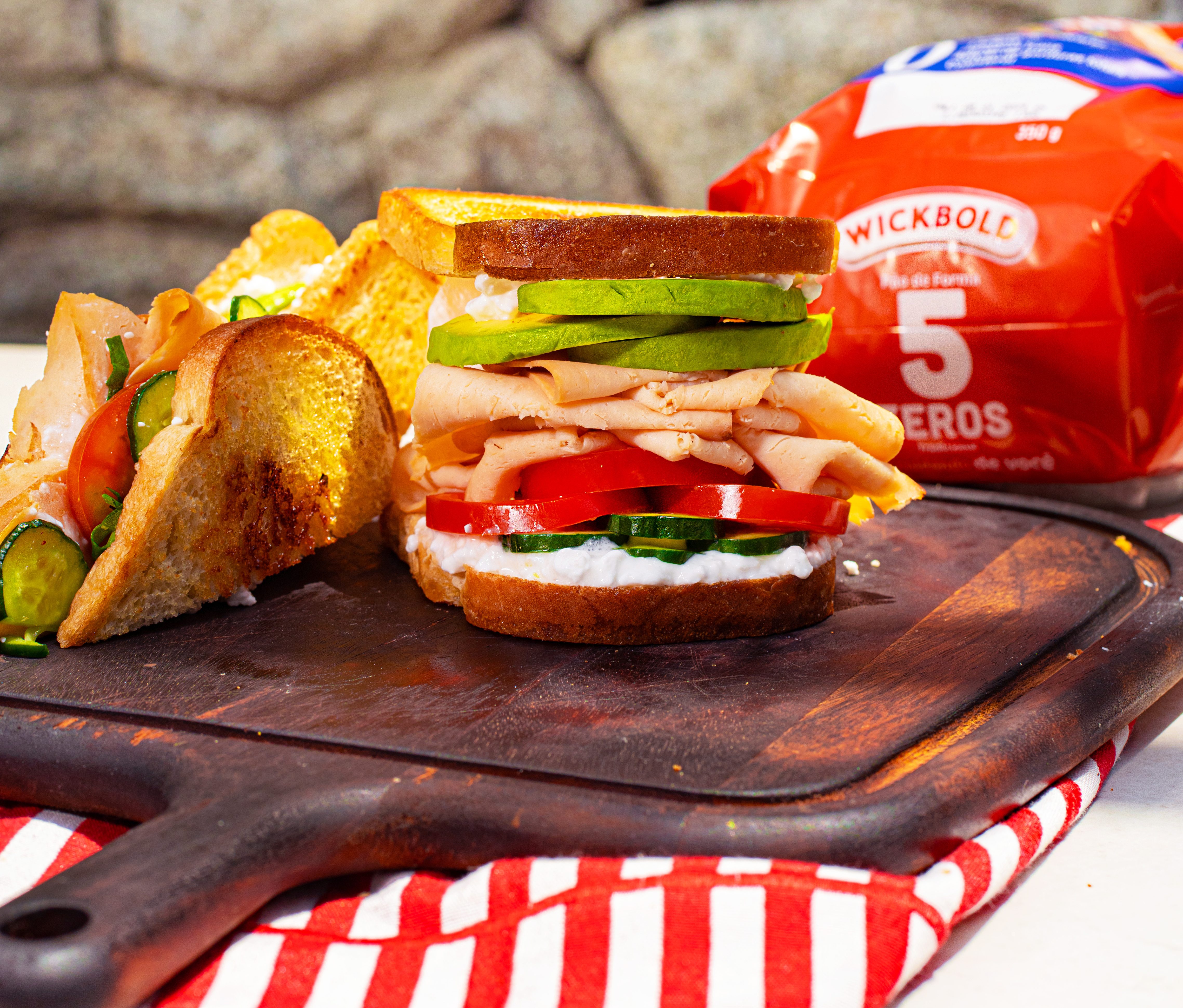 Sanduíche de Peito de Peru com Cottage