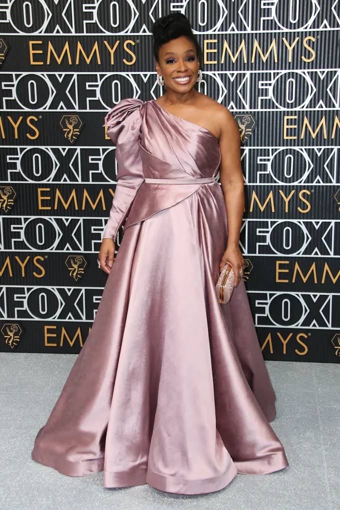 Looks das famosas no tapete vermelho do Emmy 2024.