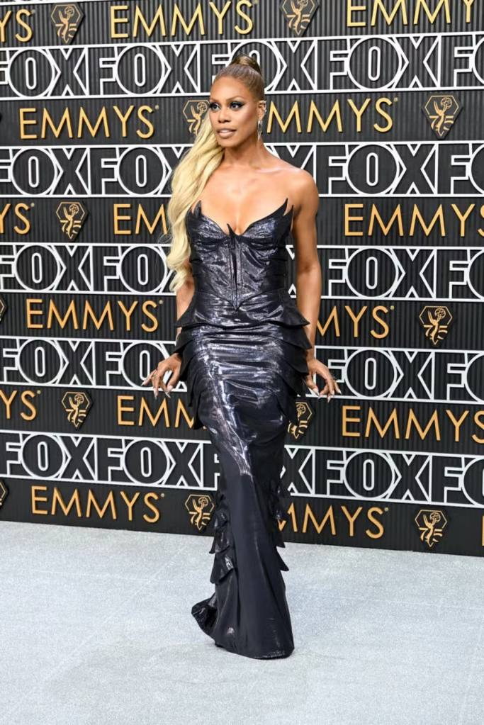 Looks das famosas no tapete vermelho do Emmy 2024.