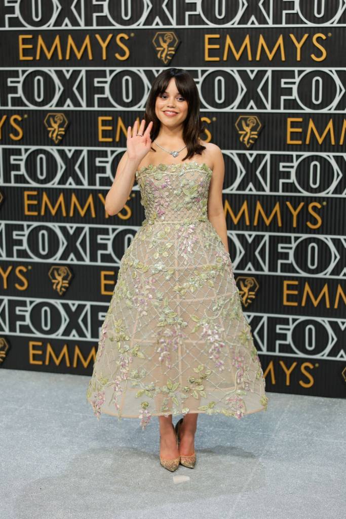 Look das famosas no tapete vermelho do Emmy 2024.