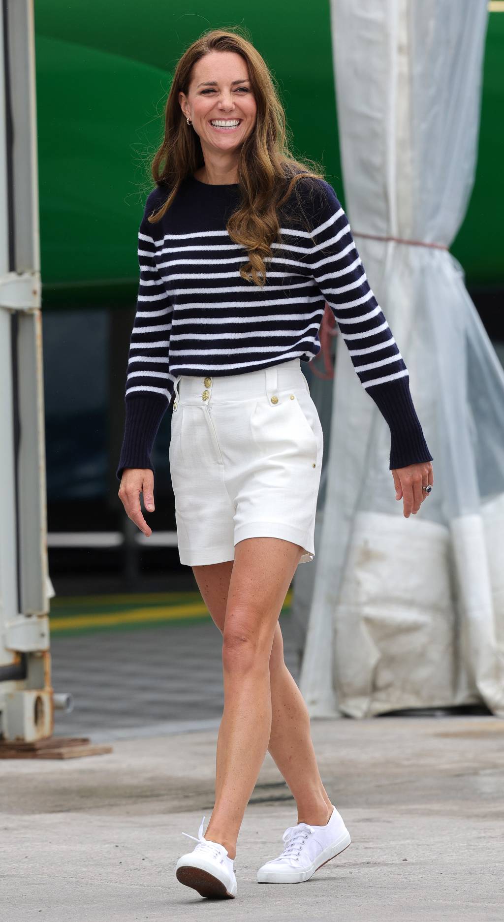 The Duchess Of Cambridge Joins The 1851 Trust And The Great Britain SailGP Team In Plymouth Kate Middleton de short branco