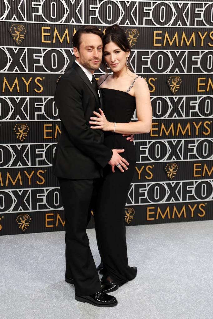 Look dos famosos no tapete vermelho do Emmy 2024.