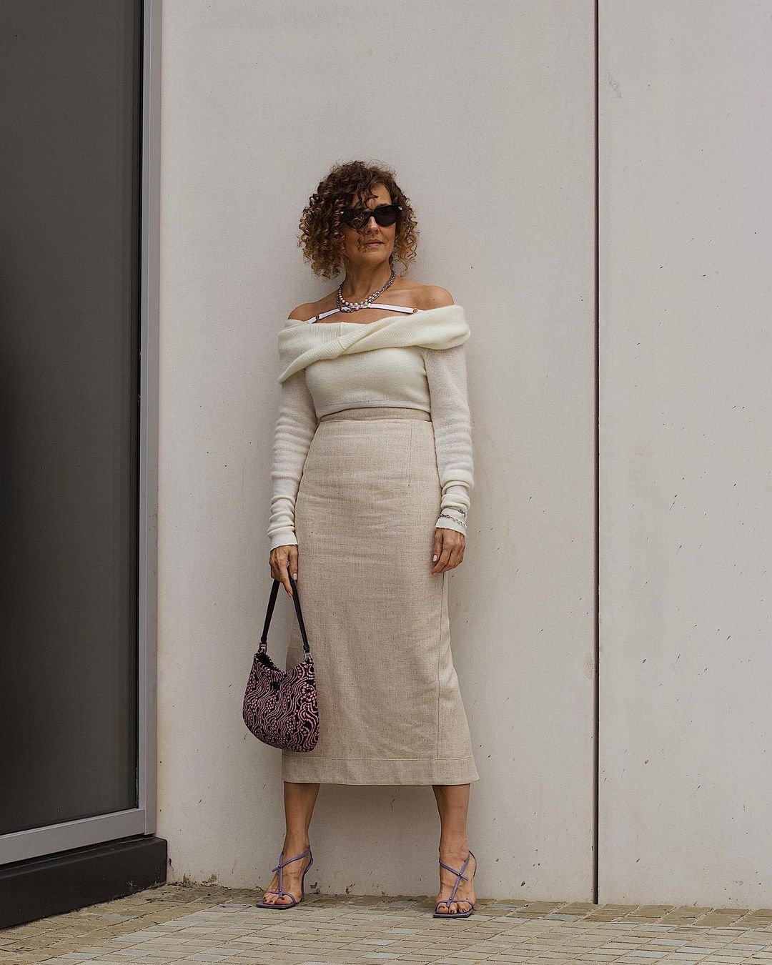 Look com roupa ombro &agrave; ombro