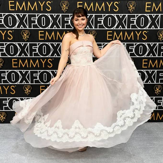 Looks das famosas no tapete vermelho do Emmy 2024.