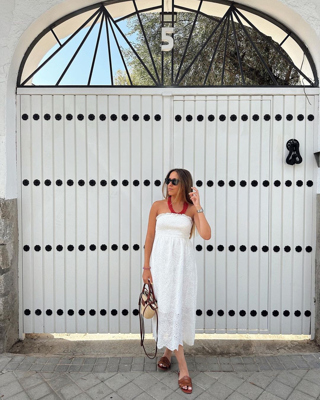 Look com ombro &agrave; mostra