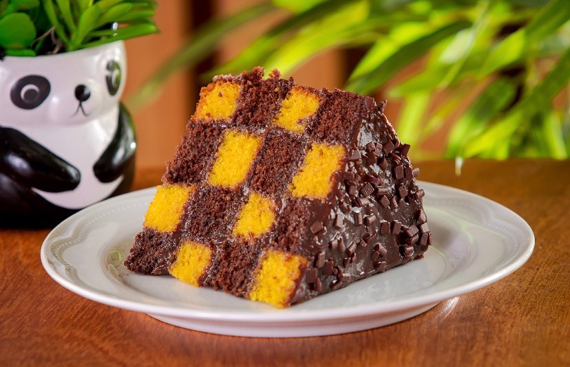 Bolo xadrez de cenoura com chocolate
