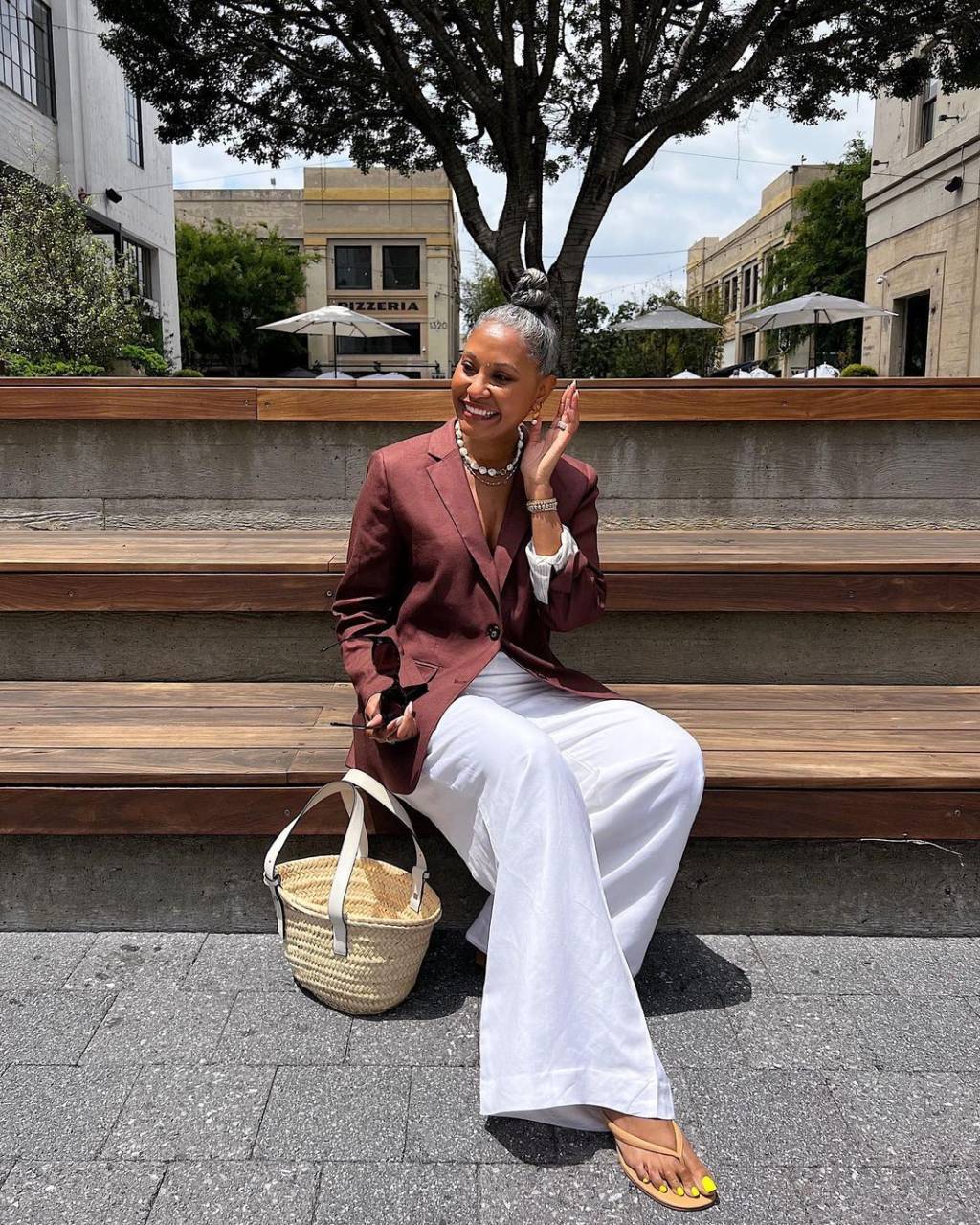 bolsa-de-palha-verao look elegante para mulheres com bolsa de palha