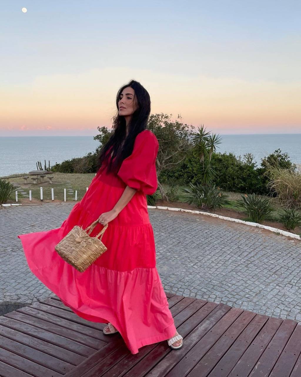 bolsa-de-palha look colorido e solto com vestido vermelho e rosa para o verão