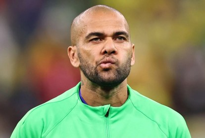 Justiça condena Daniel Alves à prisão após estupro de mulher em clube noturno.