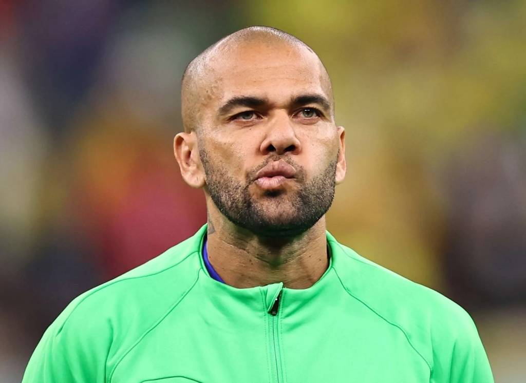 Daniel Alves é sentenciado a 4 anos e 6 meses de prisão por estupro