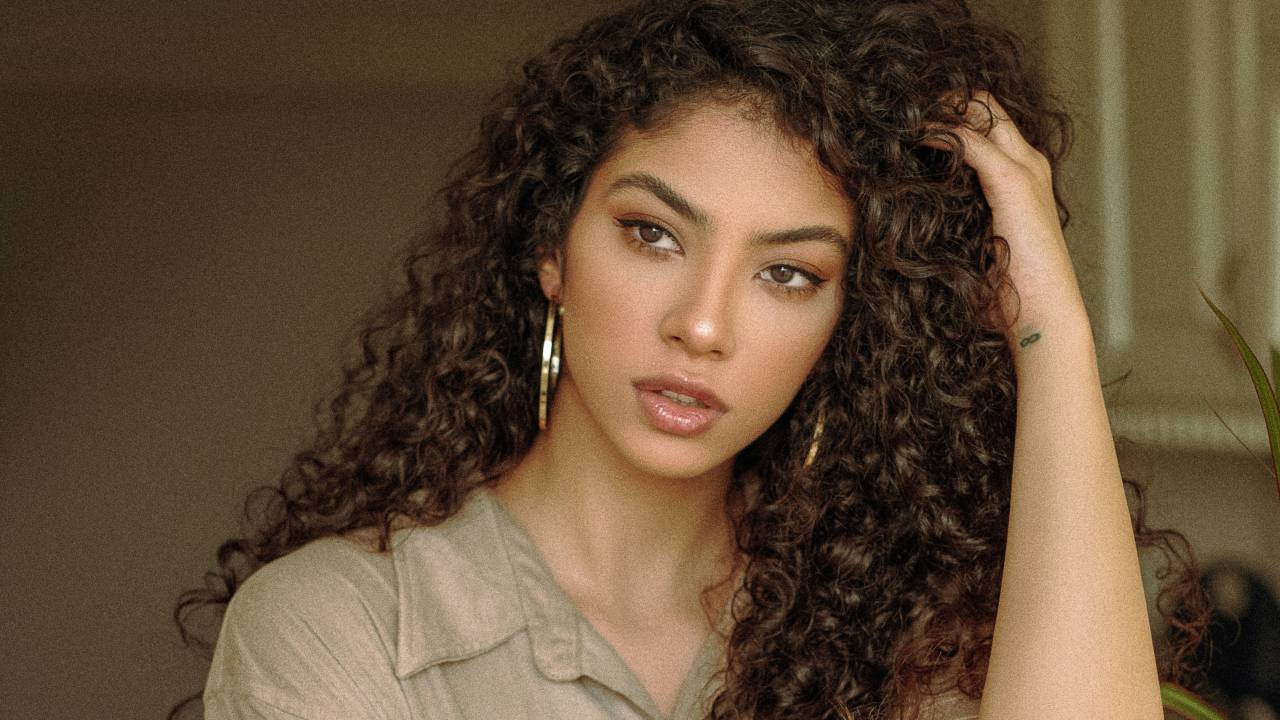 como eliminar frizz do cabelo cacheado
