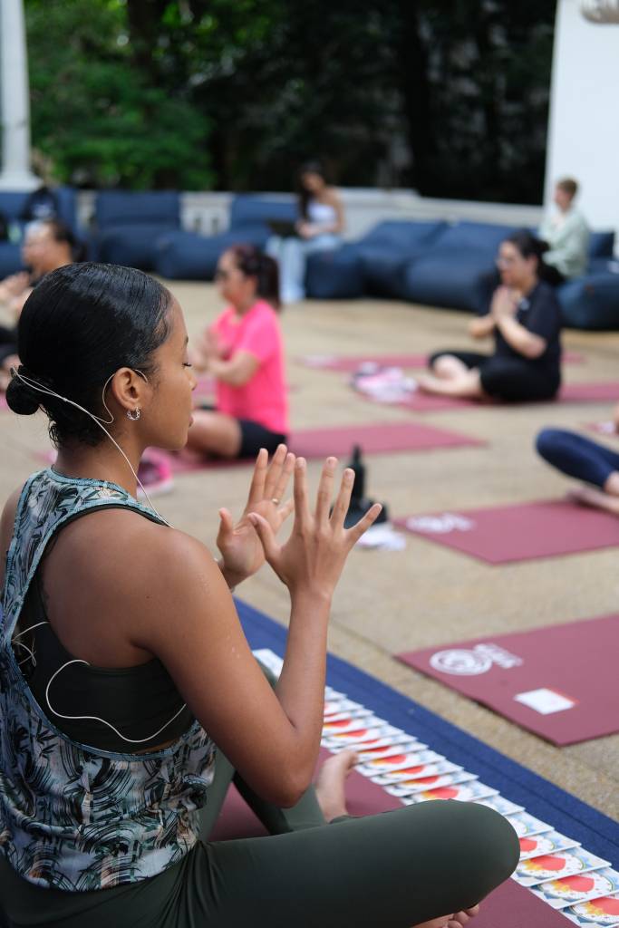 Nathalia Cuturic durante aula imersiva de yoga no Casa Clã 2024