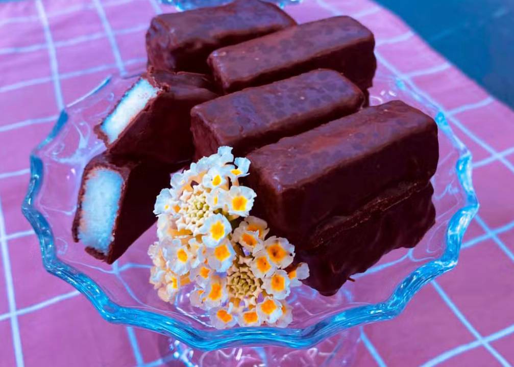 bombom de coco com chocolate de ana maria braga