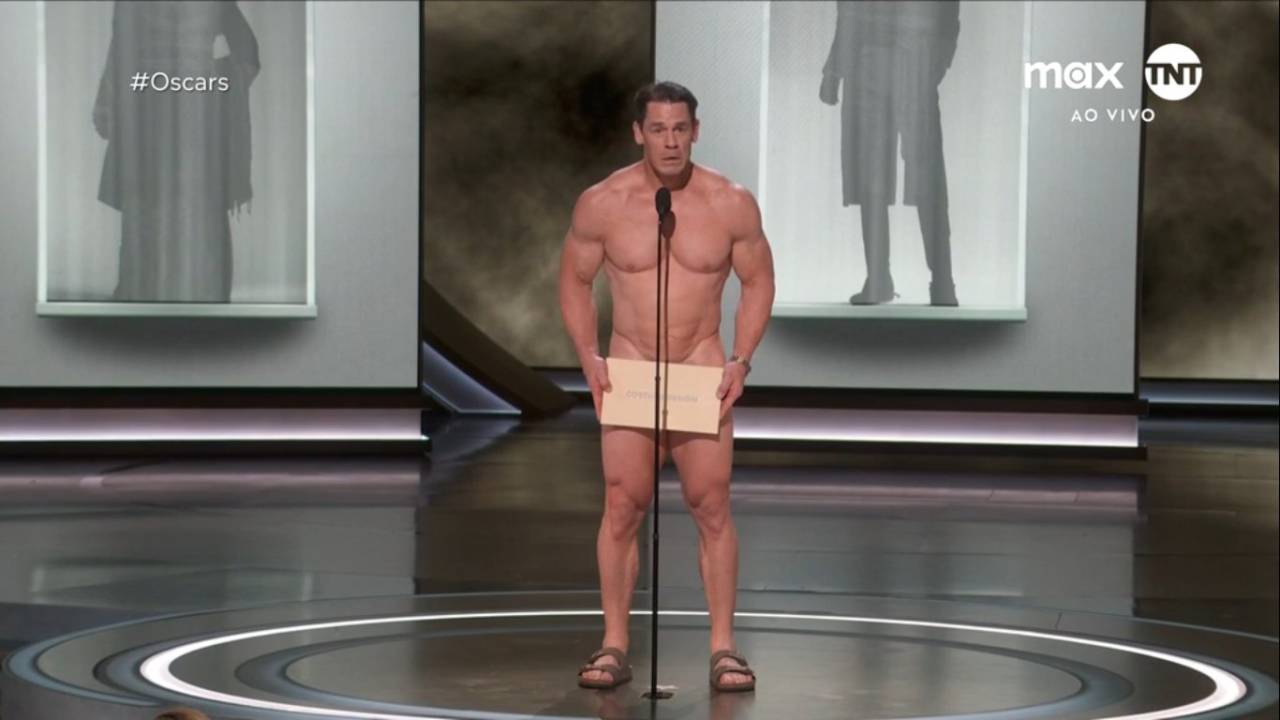 John Cena surge pelado no Oscar 2024.