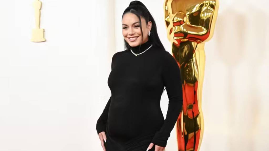 Vanessa Hudgens anuncia gravidez no tapete vermelho do Oscar 2024