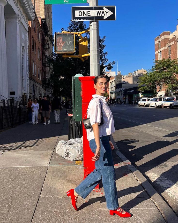 scarpin-mary-jane-vermelho-e-tendencia Mulher usando look casual com sapatilha mary jane