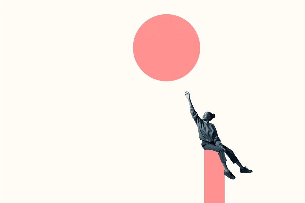 Woman sitting on column while reaching for circle Tudo é bem-vindo: