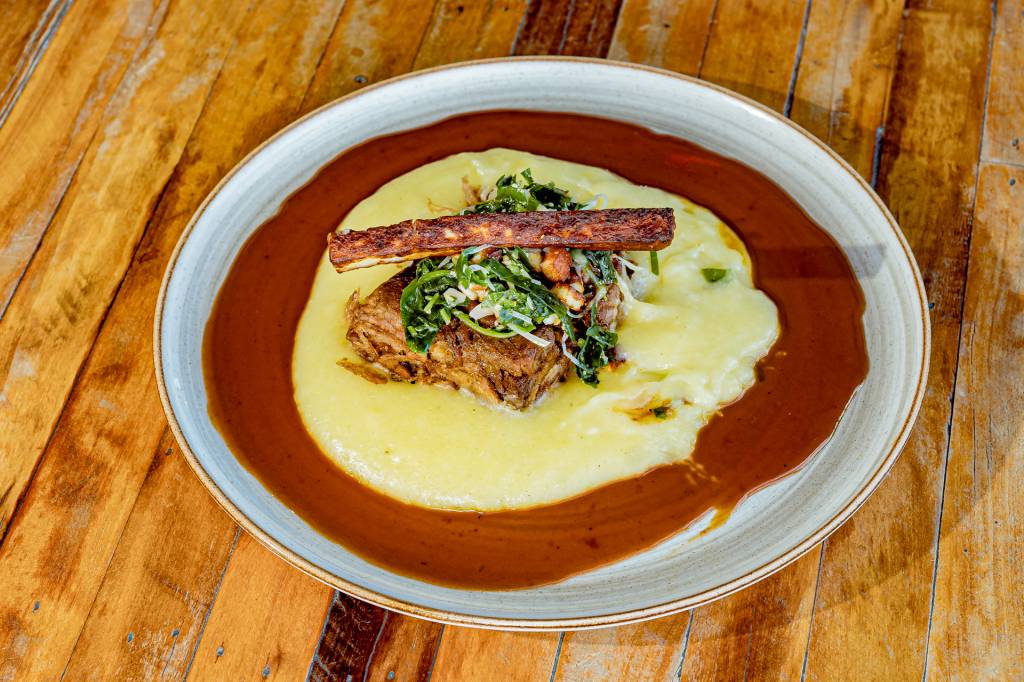 Receita de costela bovina com purê de mandioca do chef Henrique Fogaça