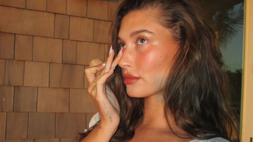 O blush de Hailey Bieber: confira a tendência de beleza