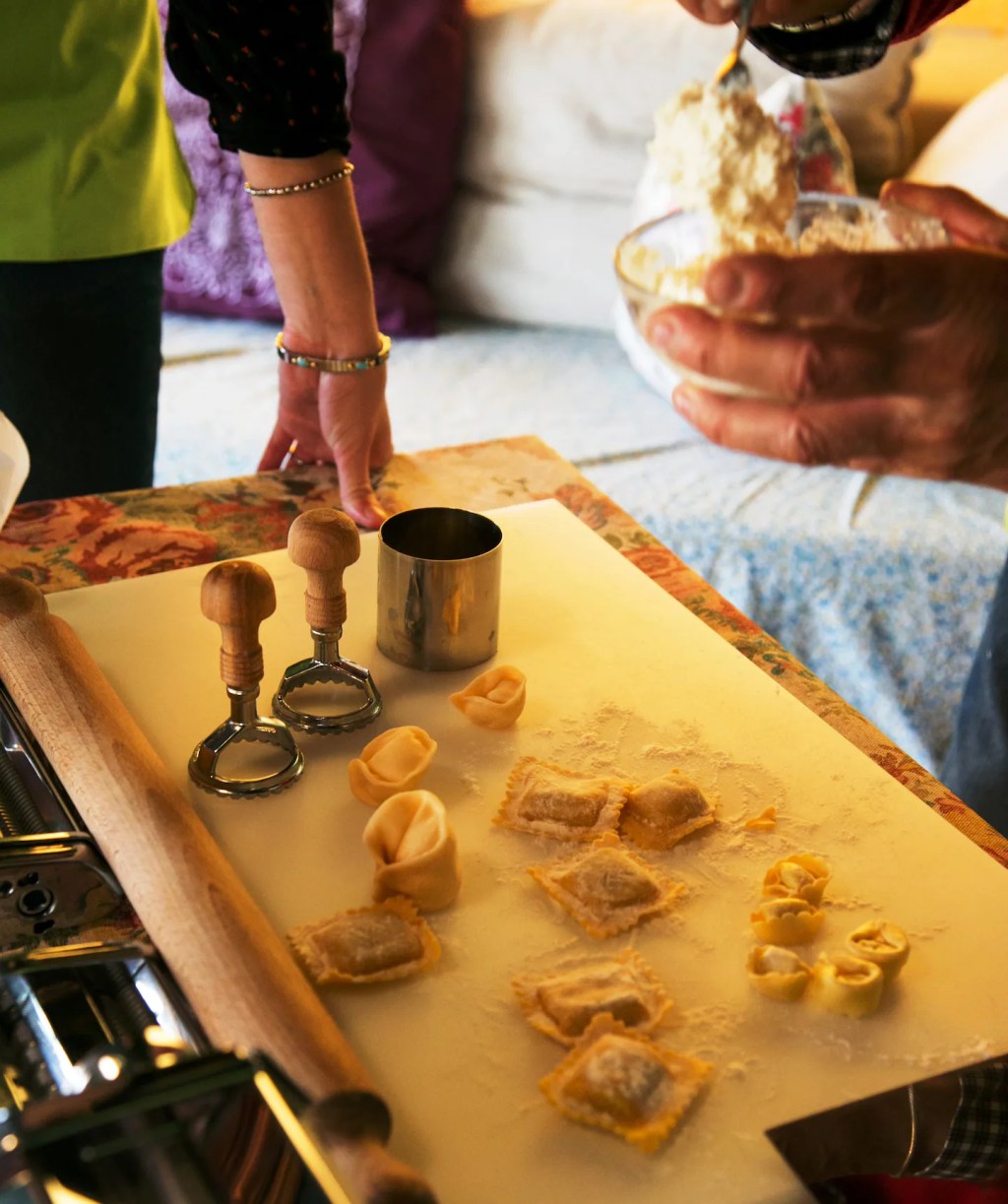 Festa italiana com spritz, ravioli fresco e tiramisù