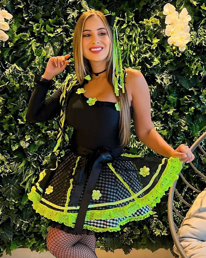 Look com nula manga e saia com babados e transparência para a festa junina