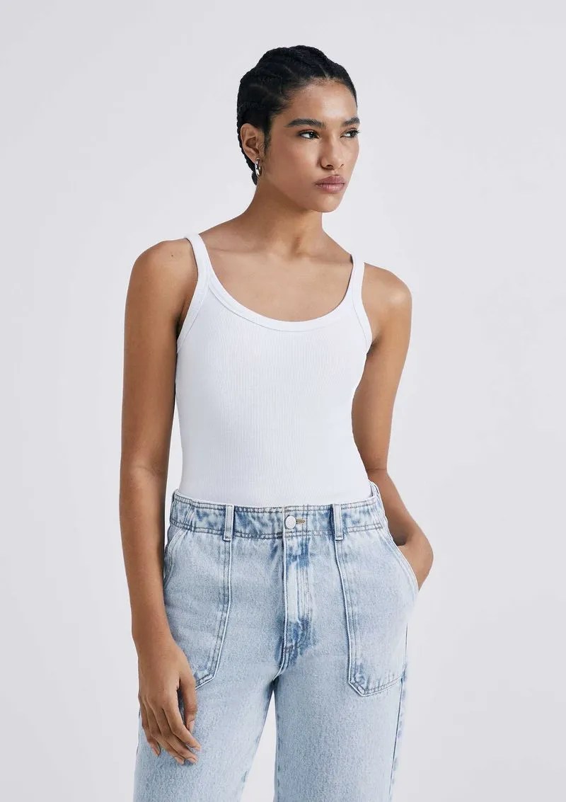 Regata branca &eacute; perfeita para estilo minimalista