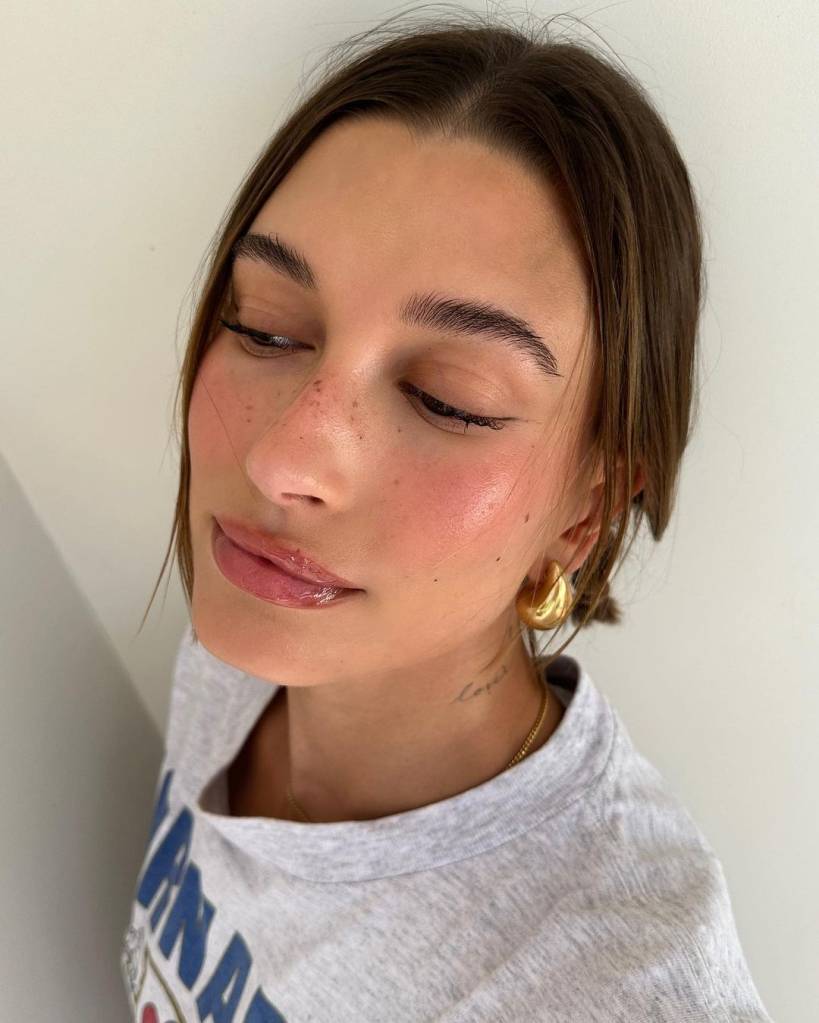 Hora do blush: Hailey Bieber em mais uma forte tendência de beleza