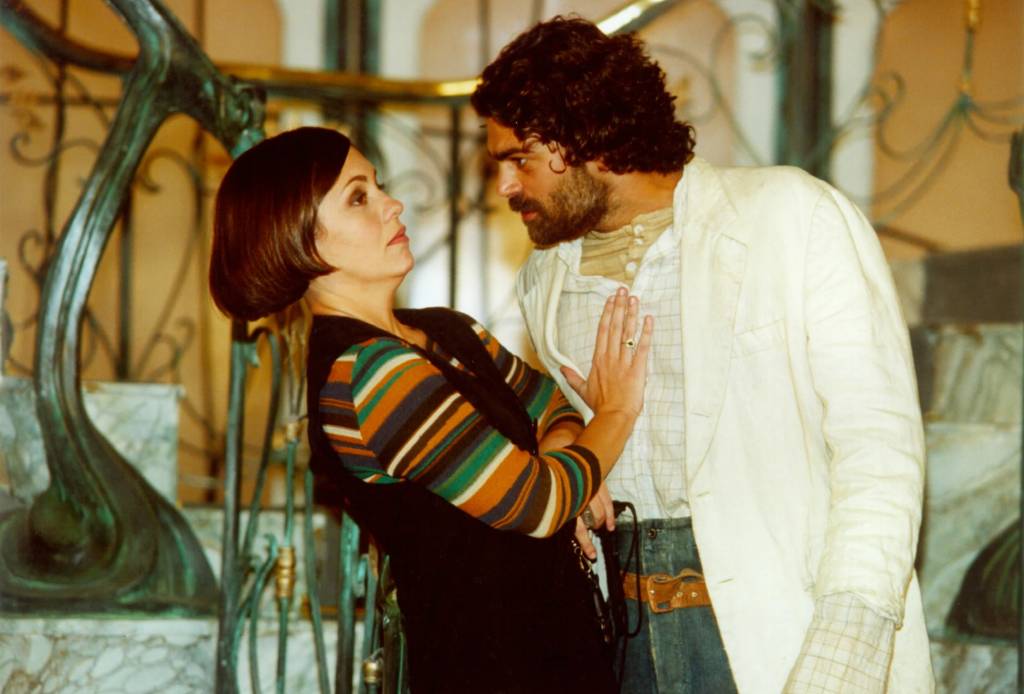 Catarina (Adriana Esteves) e Julião Petruchio (Eduardo Moscovis) viviam às turras em O Cravo e a Rosa