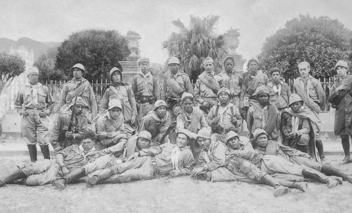 Combatentes da Revolução Constitucional de 1932 no Largo da Igreja Matriz (atual Basílica do Senhor Bom Jesus de Iguape e Nossa Senhora das Neves), no litoral de São Paulo