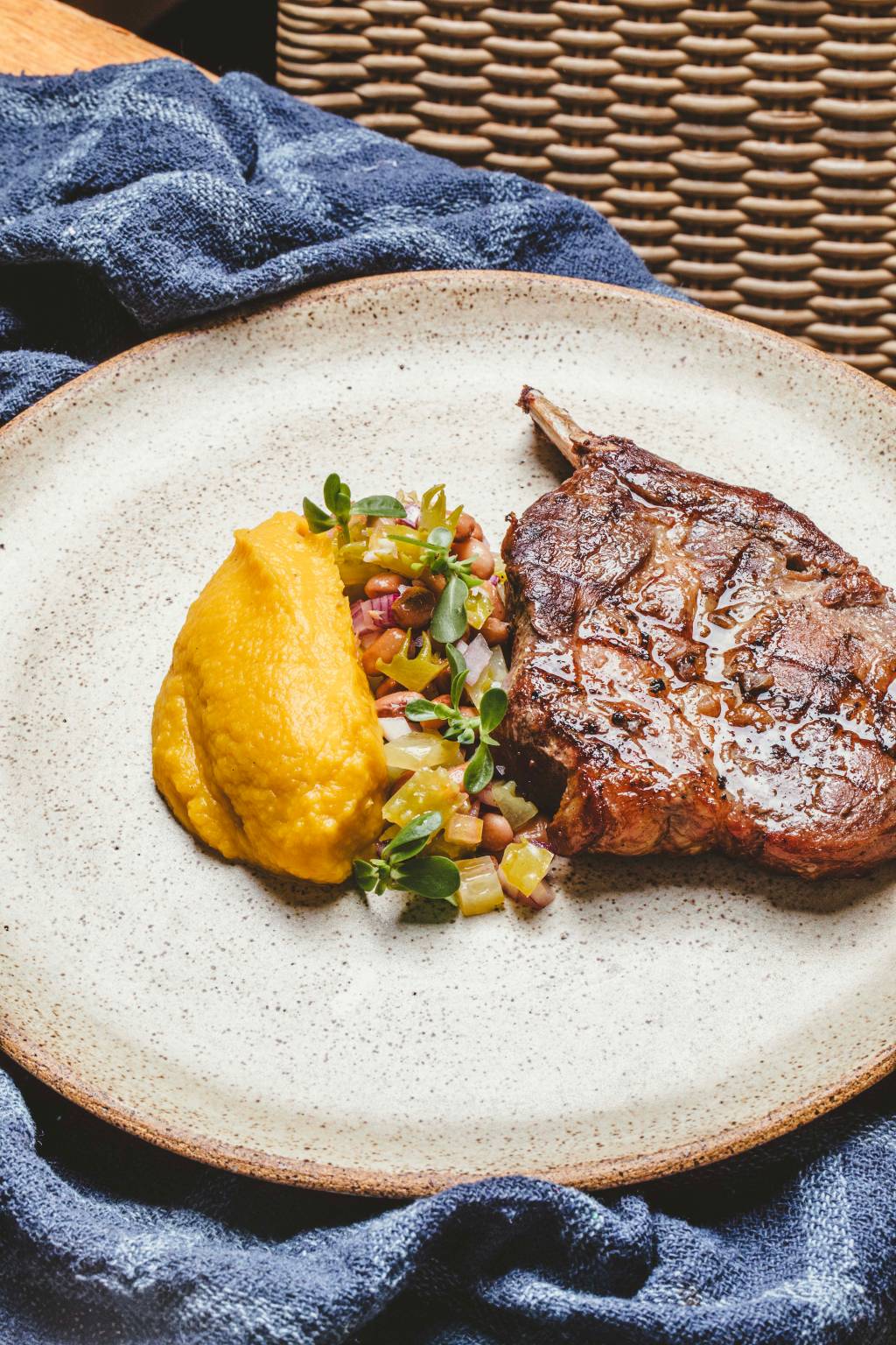 Bisteca de Porco Grelhada com Purê de Abóbora Defumada – terraço jardins Receita de bisteca de porco com purê de abóbora defumada