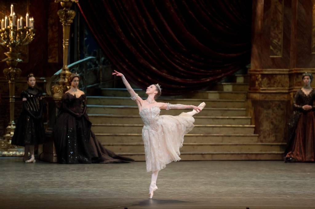 Isabella Gasparini, primeira solista da Royal, se apresenta em SP