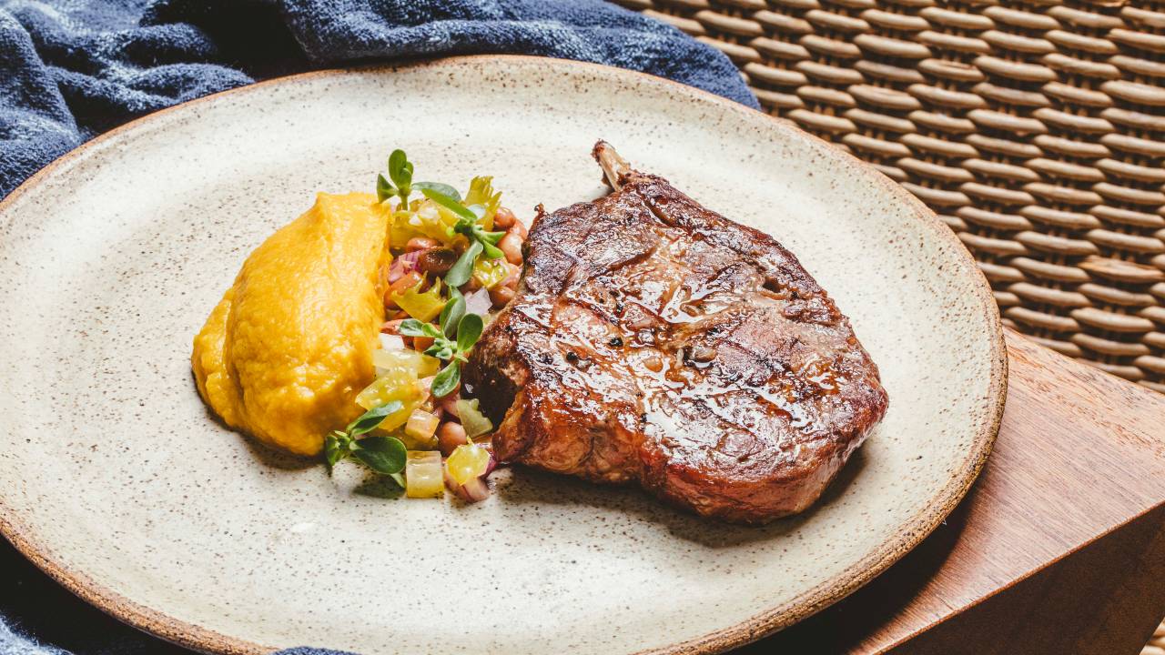 Receita de bisteca de porco com purê de abóbora defumada