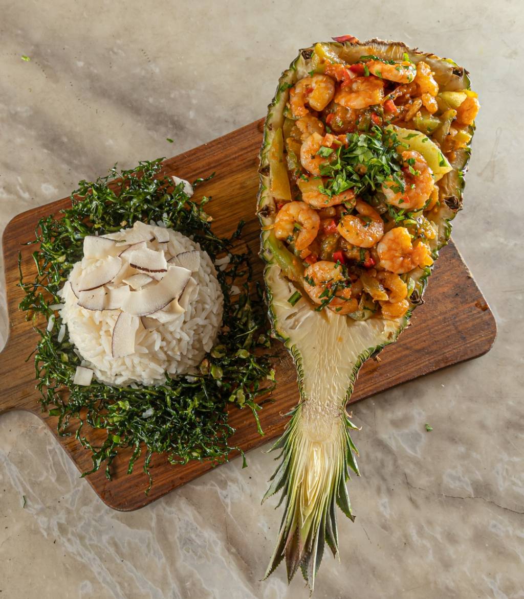 Receita de ensopadinho de camarão servido no abacaxi