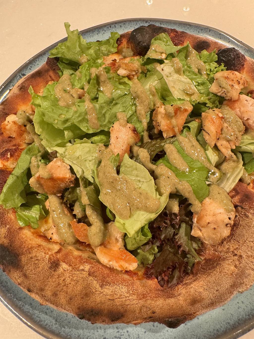 Receita de pizza Caesar, com massa que pode ser substituída por pão