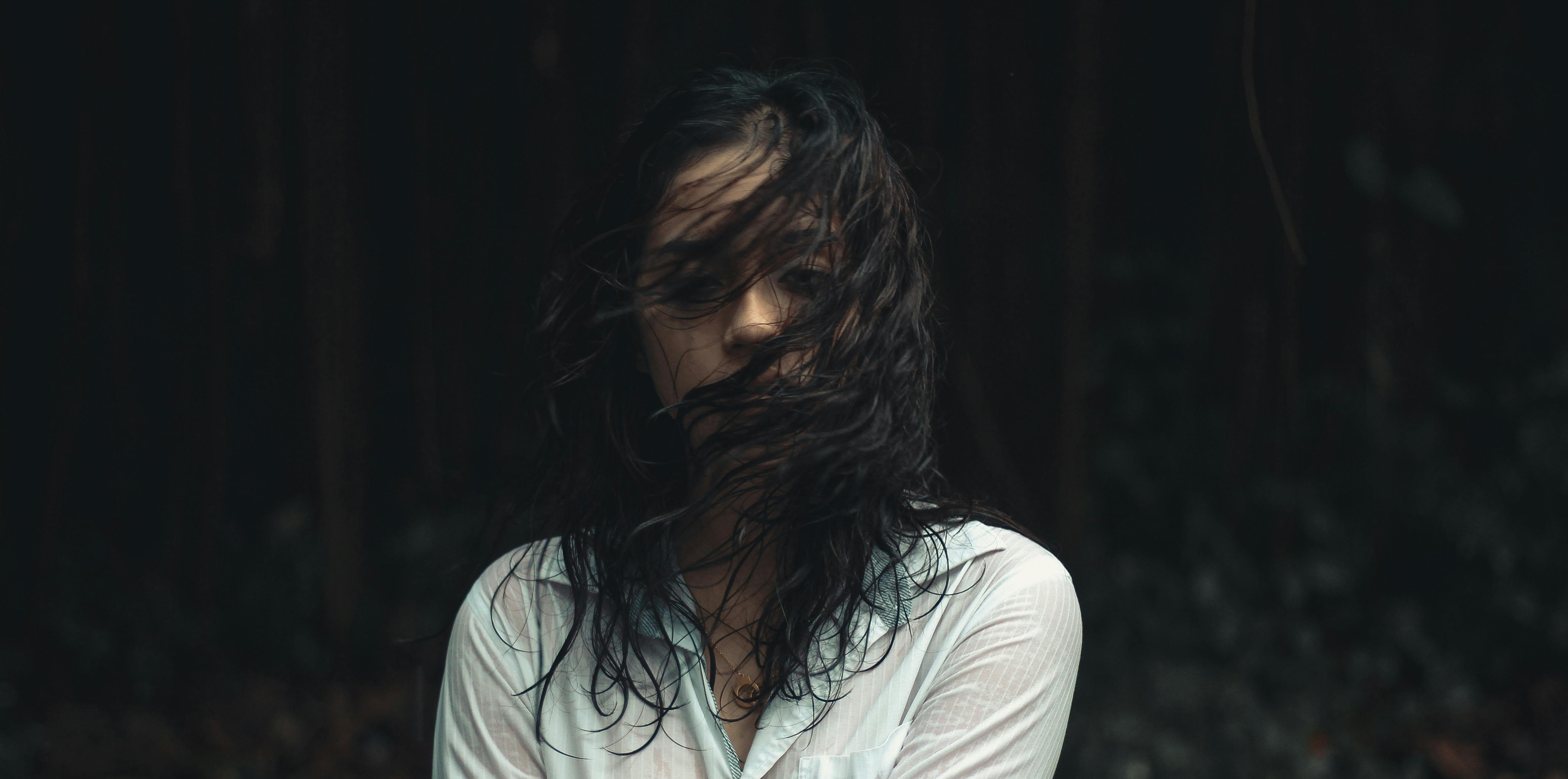 Dormir com o cabelo molhado