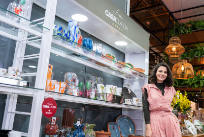 Helena Galante, Diretora de Portfólio da Claudia, com produtos da Seleção Casa Claudia na ABCasa Fair