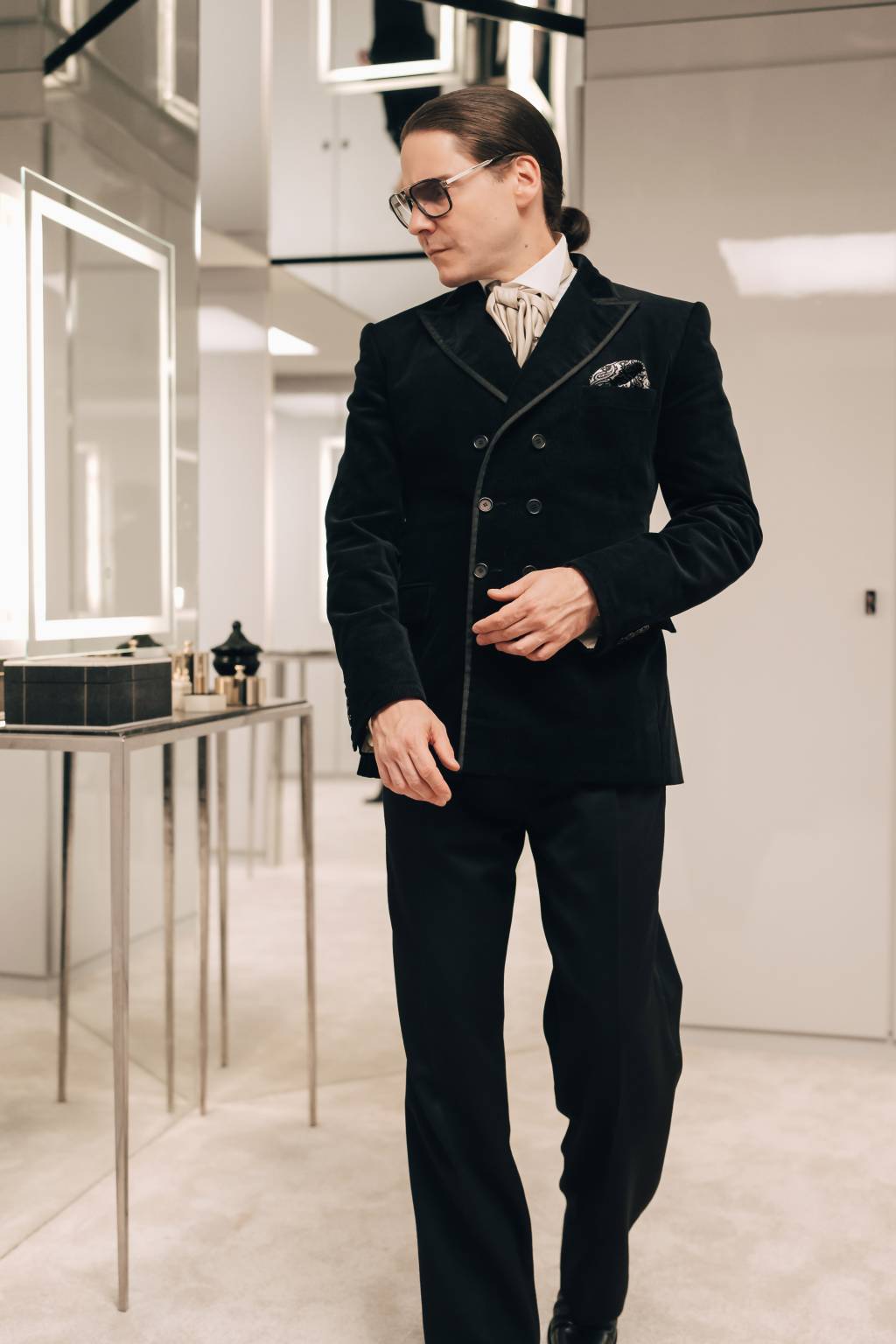 Disney – Becoming Karl Lagerfeld – Daniel Bruhl (2) 88 4 Daniel Brühl como Karl Lagerfeld
